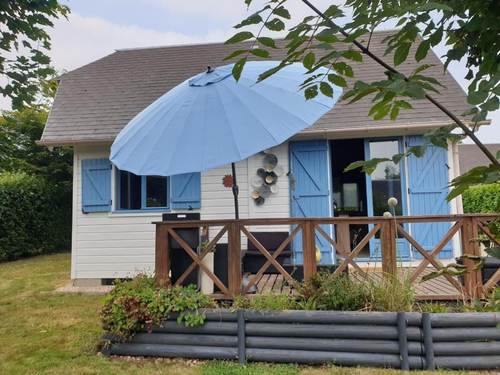 Gite Chalet Bleu Soleil Saint-Benoit-d'Hebertot 外观 照片