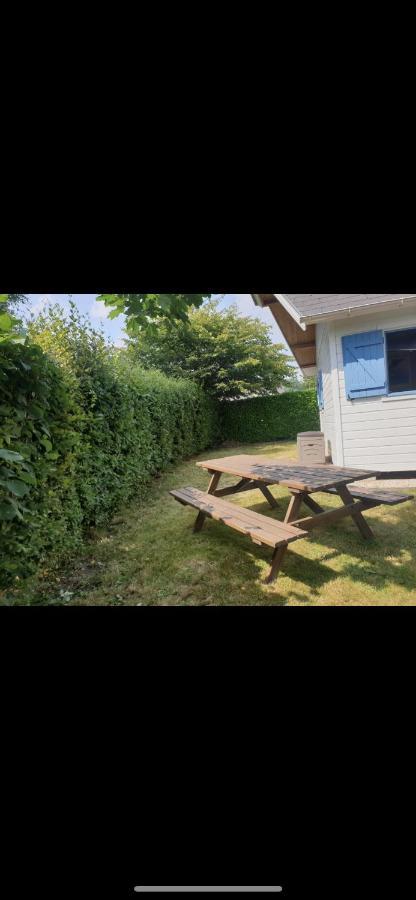 Gite Chalet Bleu Soleil Saint-Benoit-d'Hebertot 外观 照片